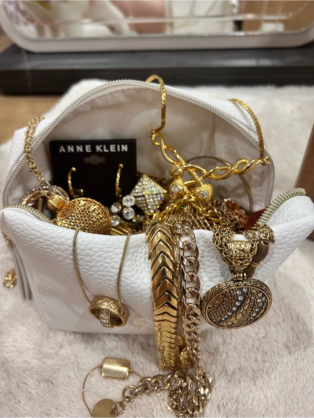 Mystery jewelry jar with whit leather bag